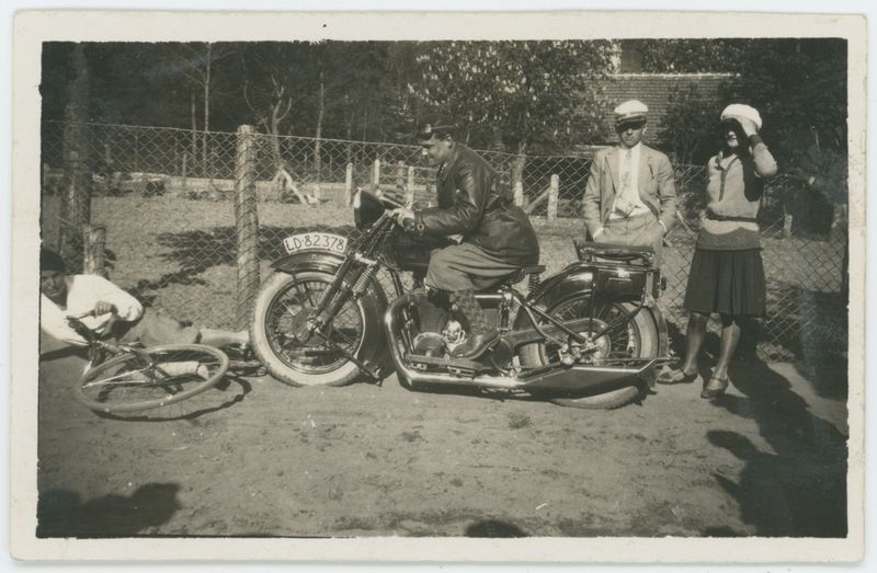 Członkowie Towarzystwa Cyklistów na wycieczce w Gołuchowie