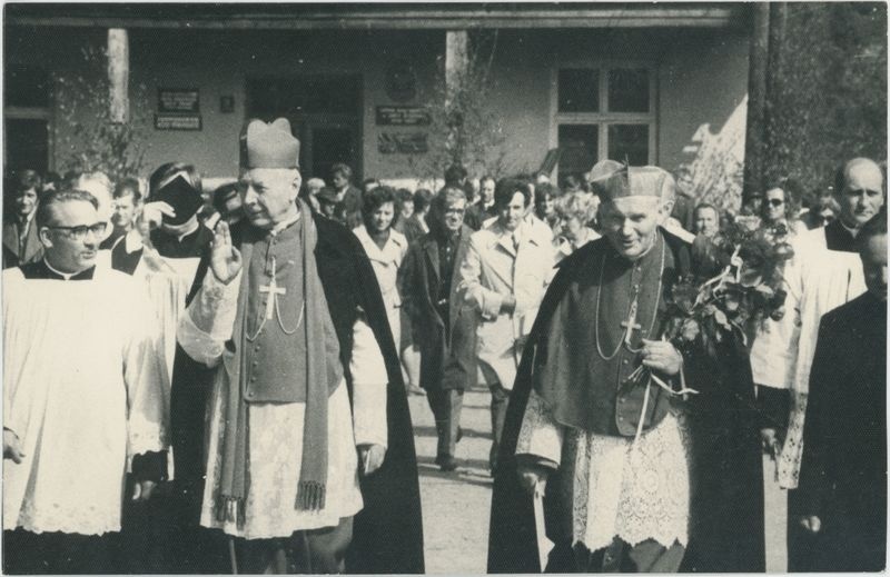 Prymas Polski Stefan Wyszyński i ks. kardynał Karol Wojtyła w Kaliszu podczas obchodów 25-lecia wyzwolenia obozu w Dachau