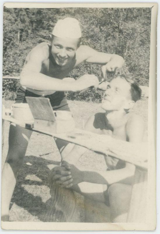 Dwaj mężczyźni podczas golenia