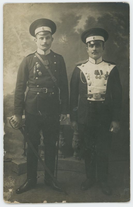 Dwaj mężczyźni w mundurach