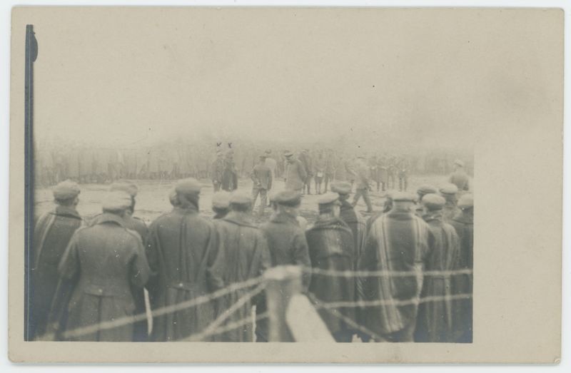 Zgłaszający się do przysięgi w obozie jenieckim w Szczypiornie