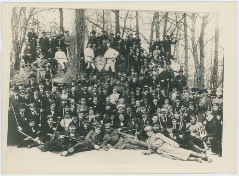 Członkowie Straży Obywatelskiej w Kaliszu na tle ruin w parku kaliskim