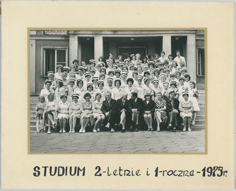 Uczennice 1- i 2-letniego Studium Zawodowego Pielęgniarstwa w Kaliszu