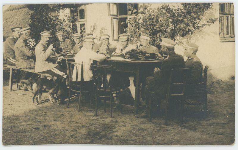 Żołnierze siedzący przy stole