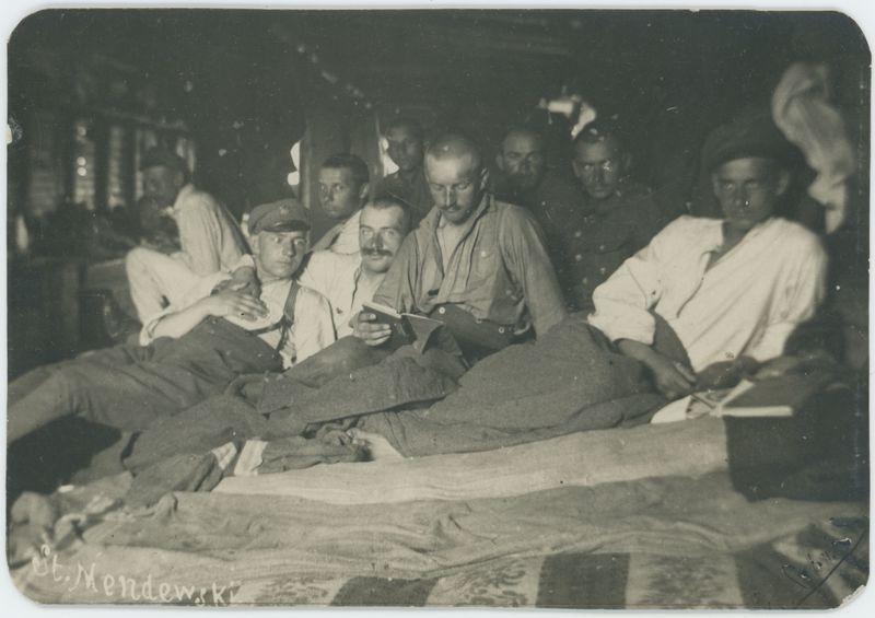 W baraku w obozie jenieckim w Szczypiornie