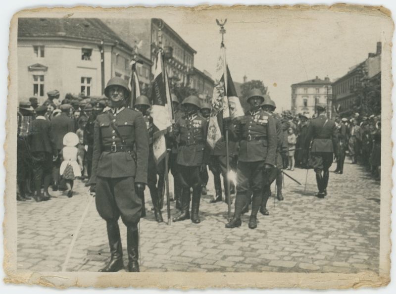 Żołnierze maszerujący ul. Łazienną w Kaliszu