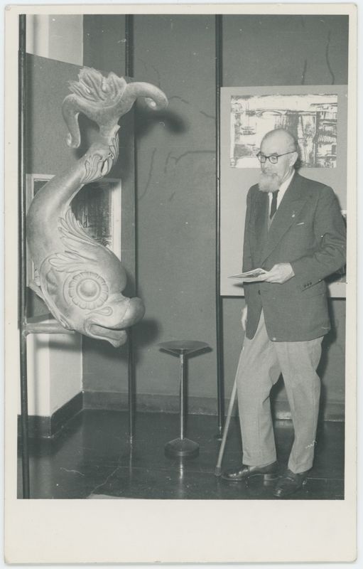 Jerzy Jarnuszkiewicz na tle sali ekspozycyjnej