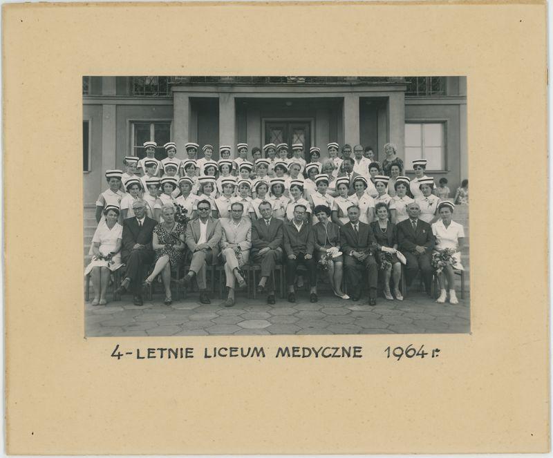 Tableau uczennic Liceum Medycznego w Kaliszu