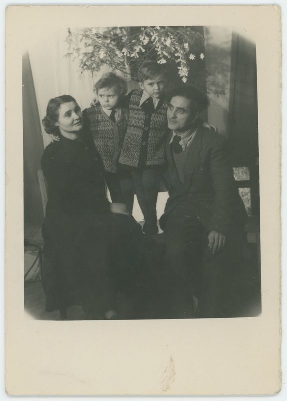 Mikołaj Żyro z żoną i dziećmi