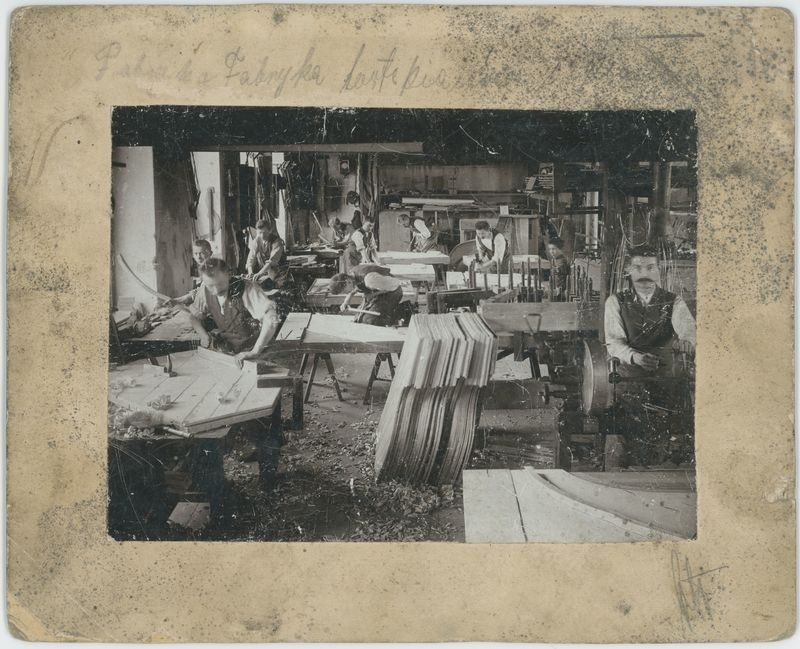 Wnętrze fabryki fortepianów Arnolda Fibigera