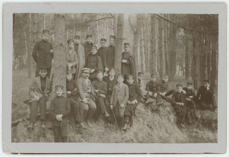 Uczniowie i nauczyciele Szkoły Handlowej na wycieczce w Trojanowie