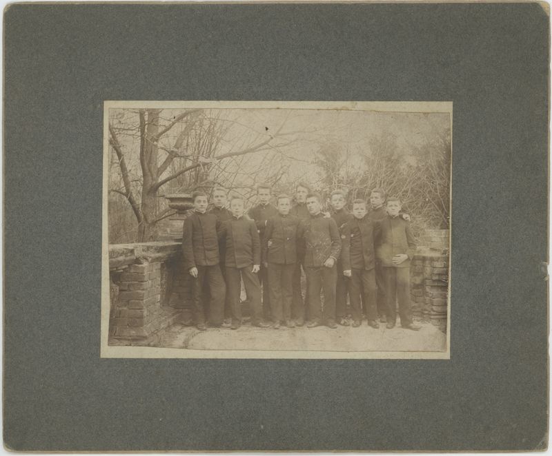 Gimnazjaliści w parku