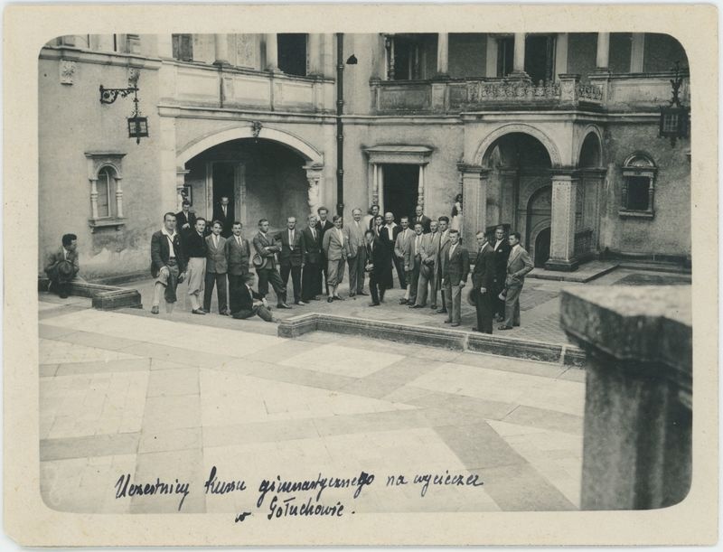 Uczestnicy kursu gimnastycznego dla nauczycieli na wycieczce w Gołuchowie