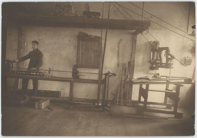 Wnętrze warsztatu w Parowej Fabryce Pianin i Fortepianów Braci K. i A. Fibiger