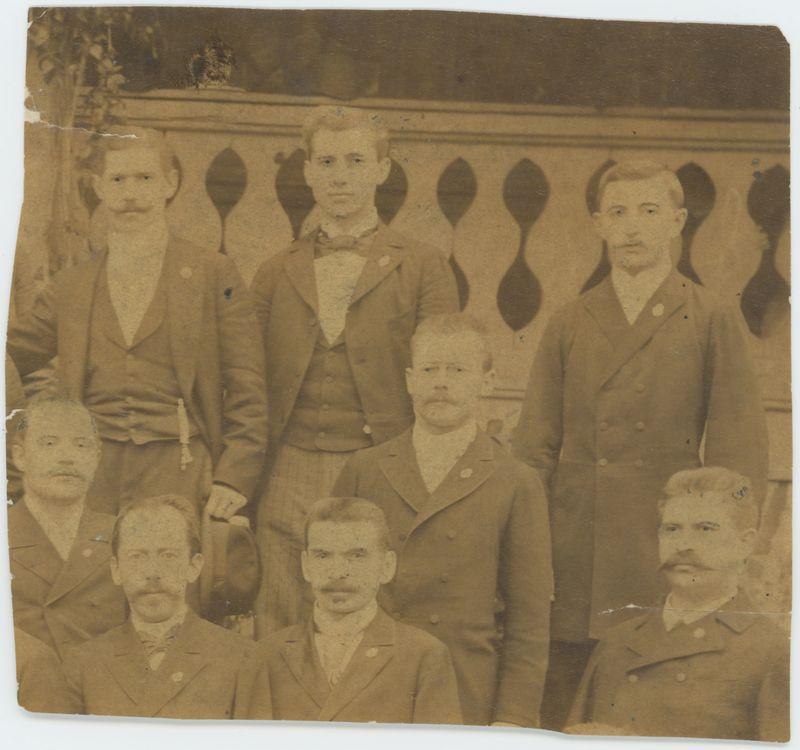 Członkowie Towarzystwa Śpiewaczego na tle Domku Szwajcarskiego