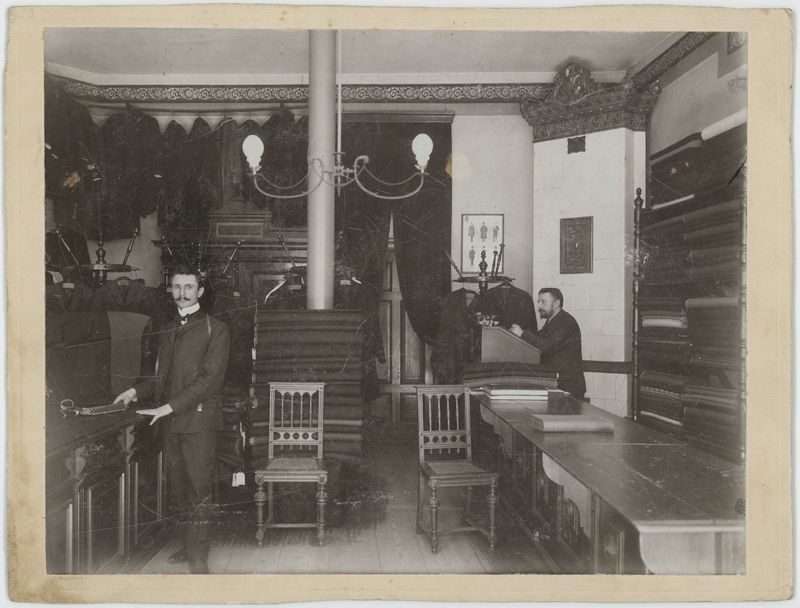 Wnętrze zakładu krawiectwa męskiego w Kaliszu