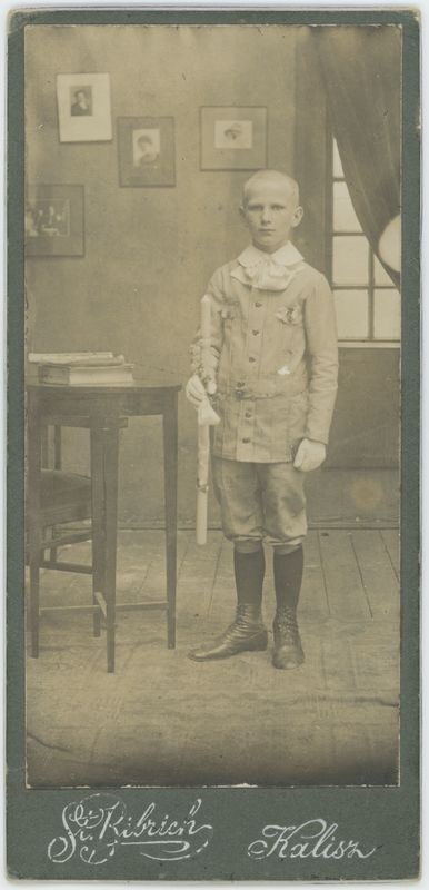 Portret chłopca w stroju komunijnym