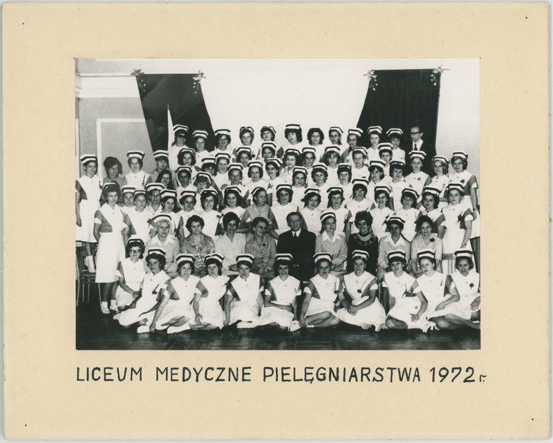Tableau uczennic Liceum Medycznego w Kaliszu