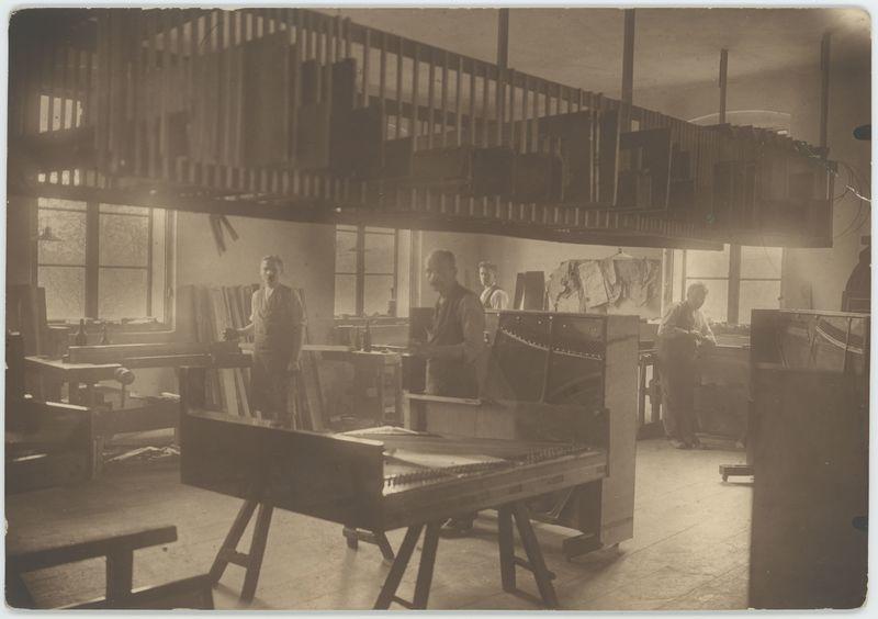 Wnętrze warsztatu w Parowej Fabryce Pianin i Fortepianów Braci K. i A. Fibiger