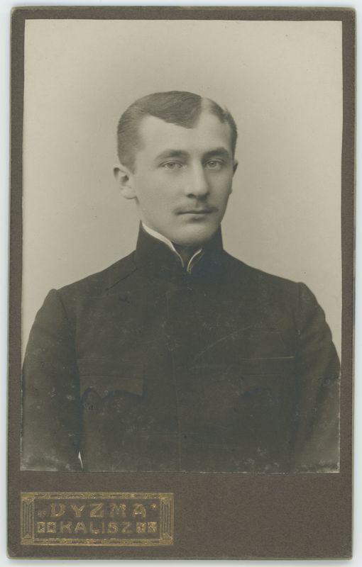 Mężczyzna w mundurku szkolnym