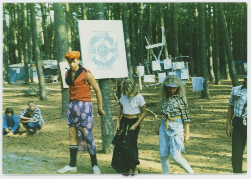 Kaliscy harcerze na obozie w Jarosławcu podczas balu przebierańców