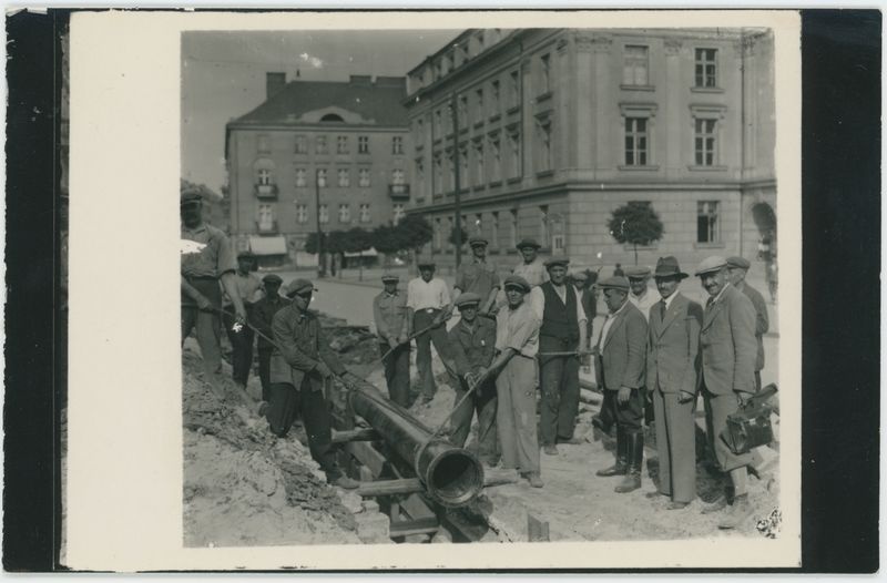 Układanie rur wodociągowych na rynku w Kaliszu