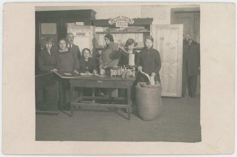 Uczennice Szkoły Handlowej z nauczycielem Edmundem Słowikiem