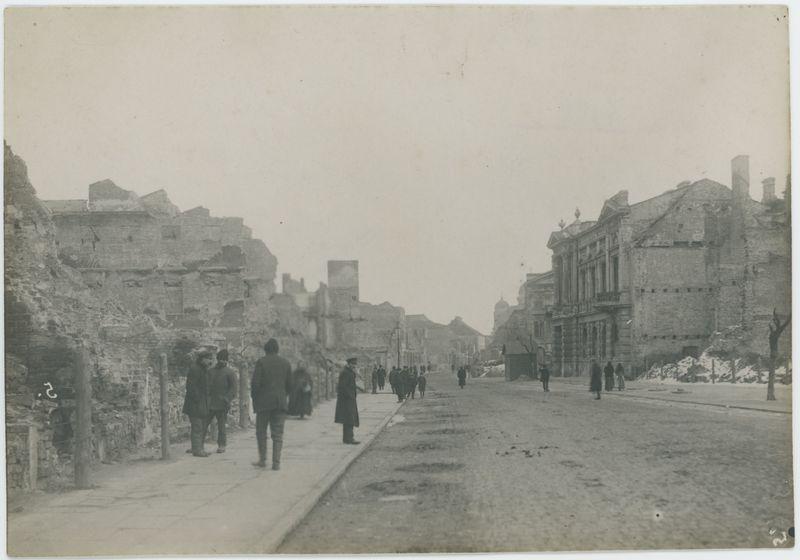 Ulica Zamkowa i spalony ratusz miejski po zburzeniu miasta