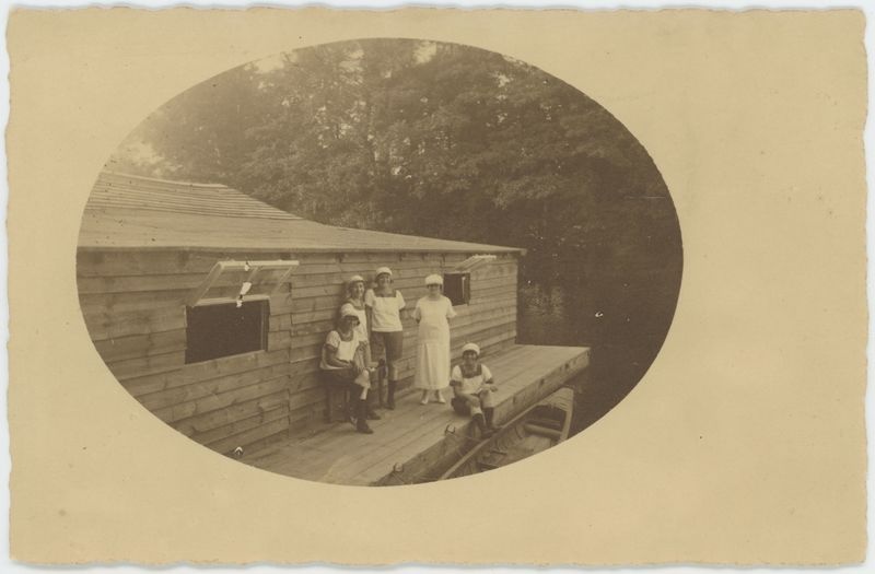 Wioślarki KTW na tle przystani