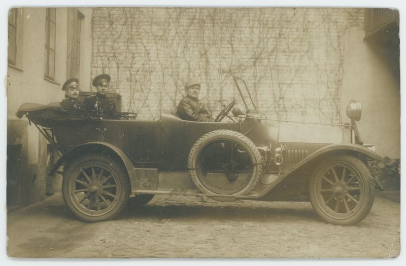 Trzej mężczyźni w samochodzie