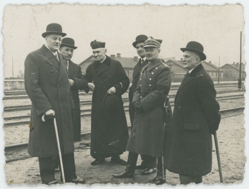 Mężczyźni przy torach kolejowych