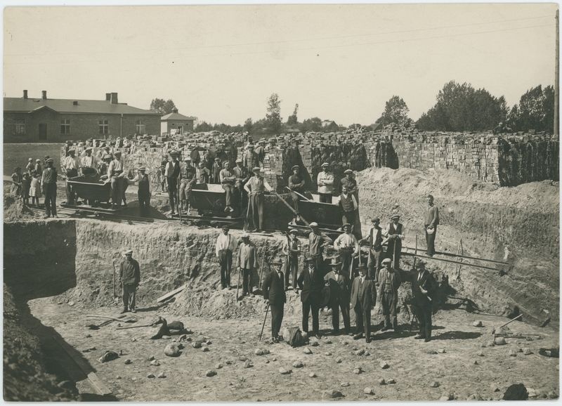 Robotnicy na budowie