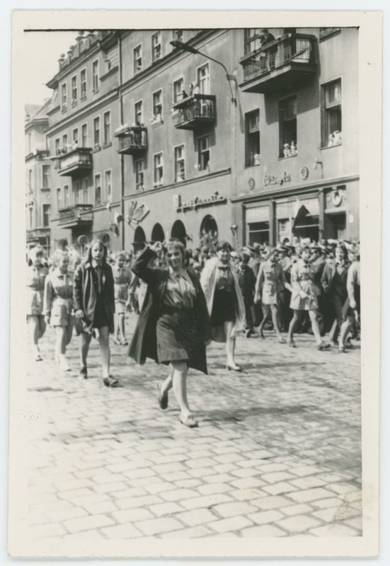 Kaliscy harcerze na Rynku Głównym podczas obchodów święta 1 Maja