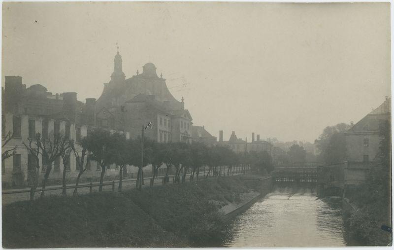 Widok z Mostu Kamiennego na kościół Franciszkanów i budynek folusza