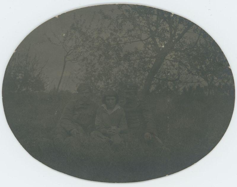 Dziewczyna z dwoma żołnierzami