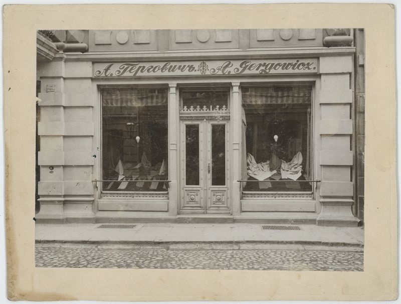 Witryna zakładu krawiectwa męskiego w Kaliszu