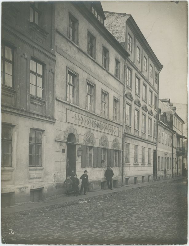 Dzieci na tle kamiennicy