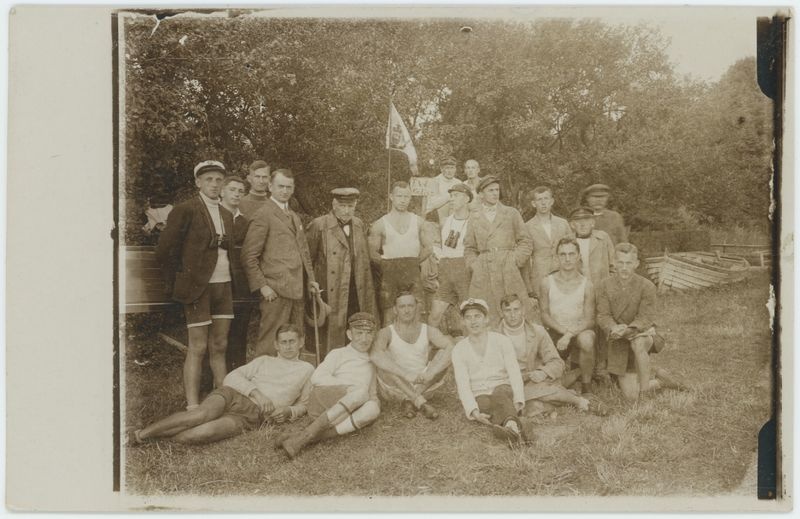 Członkowie Kaliskiego Towarzystwa Wioślarskiego na przystani