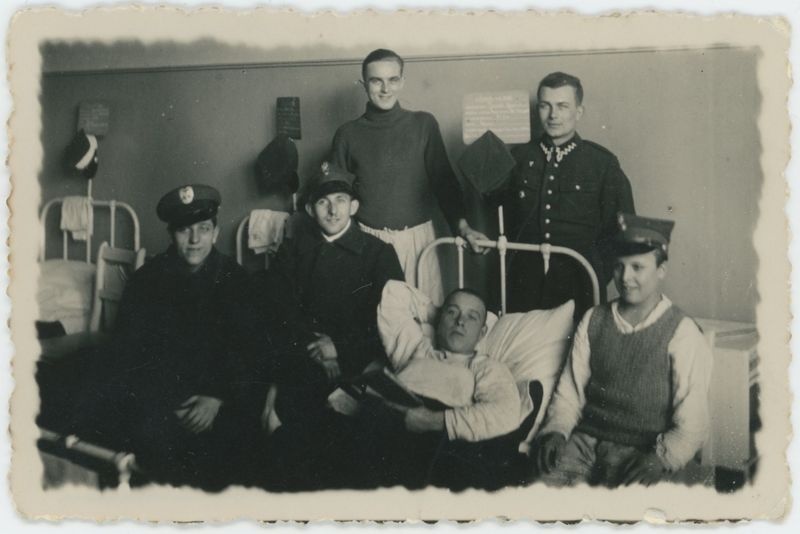Antoni Zieliński z grupą żołnierzy w szpitalu wojskowym w Poznaniu