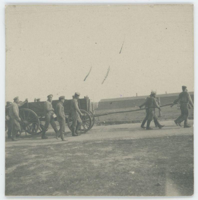 Legioniści ciągnący wóz z żywnością (?) w obozie jenieckim w Szczypiornie