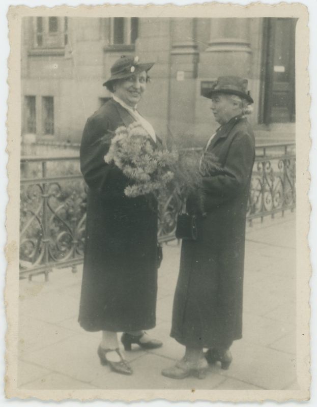 Irena Ryłko i Bronisława Wydrzyńska na żelaznym moście w Kaliszu