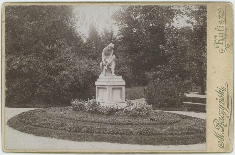 Rzeźba Sandalarki, Kalisz