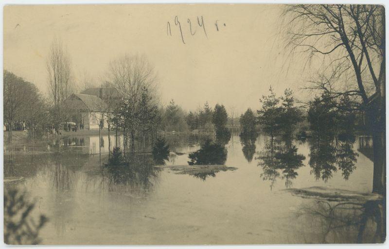 Przystań Kaliskiego Towarzystwa Wioślarskiego podczas powodzi