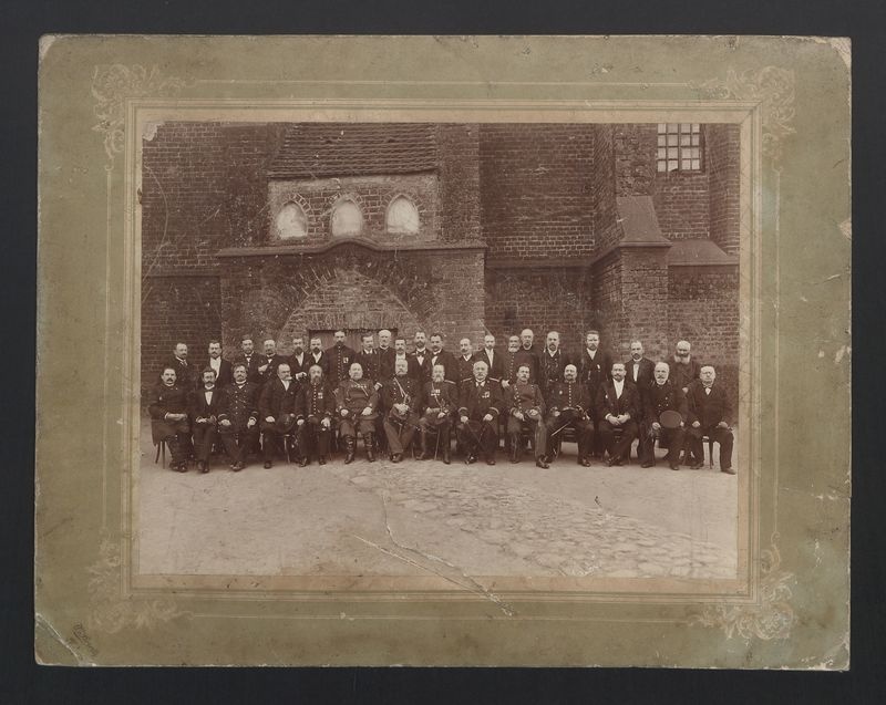 Portret mężczyzn przed kościołem w Kaliszu (?)