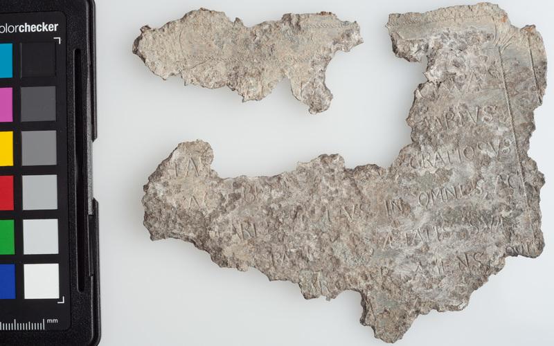 Tabliczka z inskrypcją