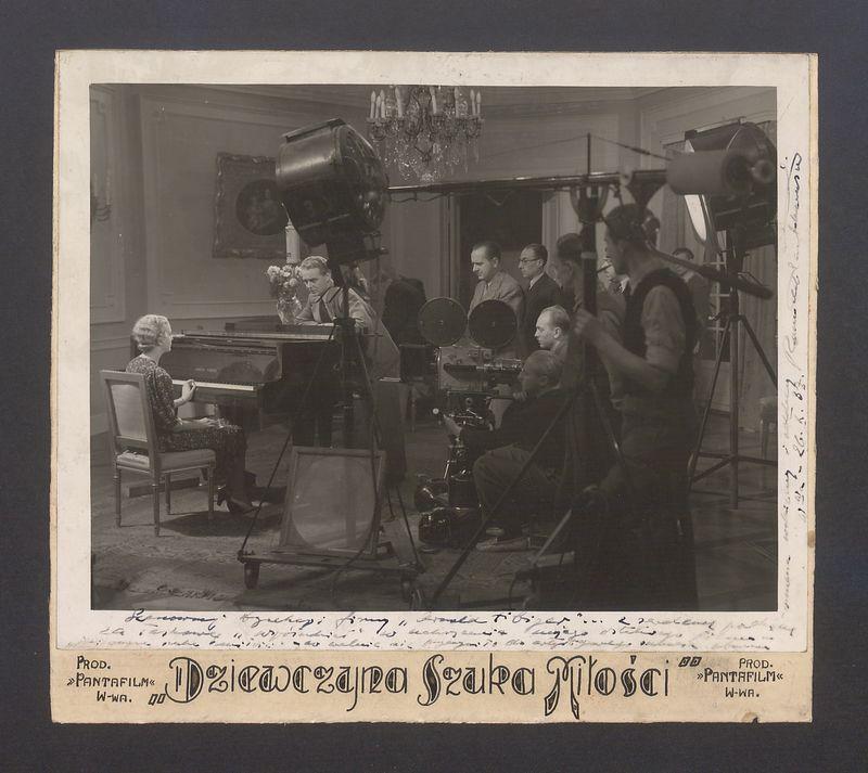 Fortepian Arnold Fibiger na planie filmu "Dziewczyna szuka miłości"