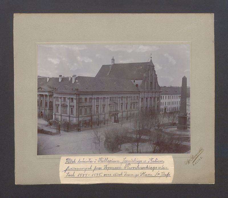 Widok kościoła i Kollegium Jezuickiego w Kaliszu, ufundowanych przez Prymasa Karnkowskiego w latach 1584-1595., oraz widok dawnego Placu Św. Józefa.