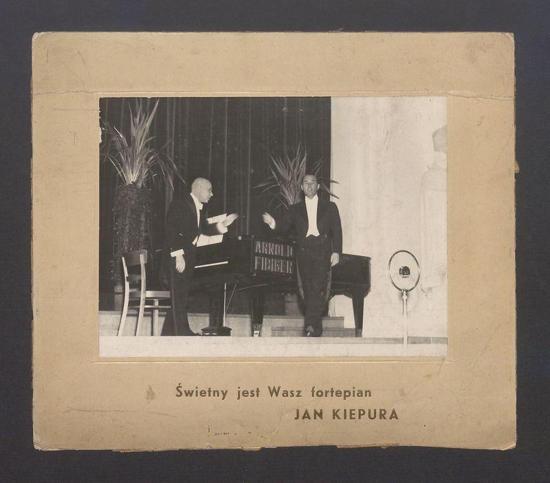 Jan Kiepura przy fortepianie Arnold Fibiger podczas koncertu na rzecz Funduszu Obrony Narodowej