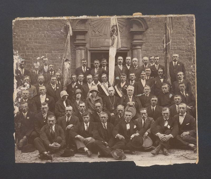 Zdjęcie zbiorowe przed plebanią kościoła św. Mikołaja 