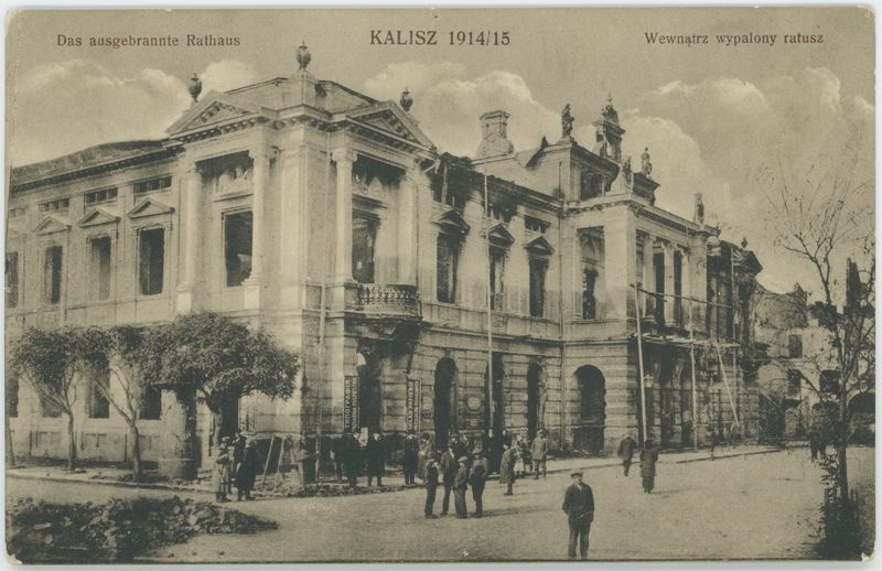 Wewnątrz wypalony ratusz, Kalisz 1914/15